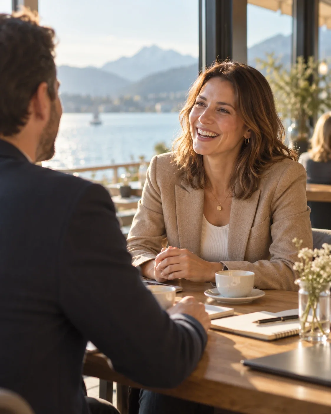 Gespräch in einem Café am See